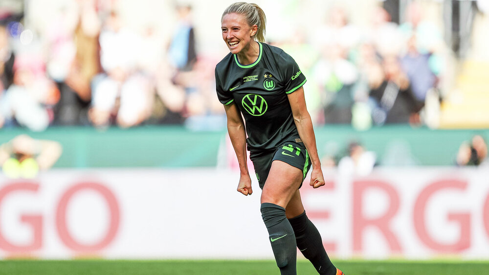 Rebecka Blomqvist vom VfL Wolfsburg freut sich mit geballten Händen und Grinsen im Gesicht.