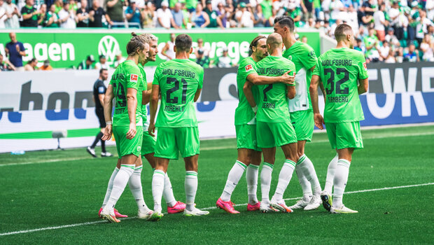 Die Spieler des VfL Wolfsburg beglückwünschen sich gegenseitig.