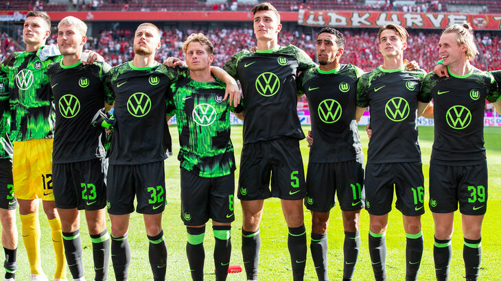 Die Mannschaft vom VfL Wolfsburg jubelt zusammen mit den Fans.