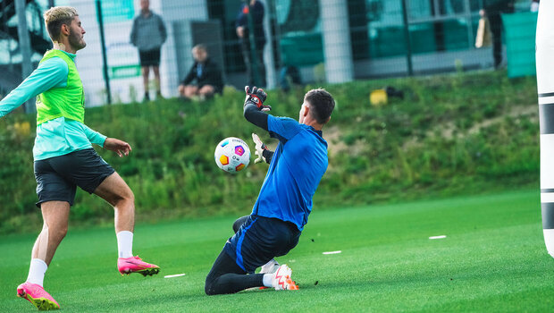 VfL Wolfsburg Spieler Wind schießt beim Training auf das Tor, doch Pervan hält.