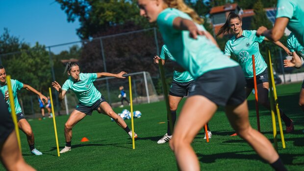 Kathrin Hendrich und ihre Teamkolleginnen vom VfL Wolfsburg trainieren.