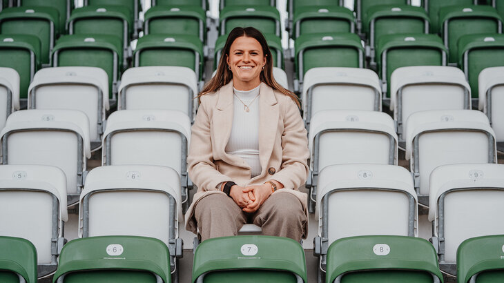 Die VfL-Wolfsburg-Spielerin Marina Tufekovic sitzt im Stadion.