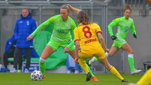 VfL-Wolfsburg-Spielerin Rolfoe bei einem Zweikampf mit einer Gegenspielerin.