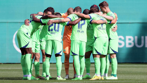 Das VfL-Wolfsburg-Team bereitet sich im Spielerkreis mental auf die Partie gegene den Gegner aus Rostock vor.