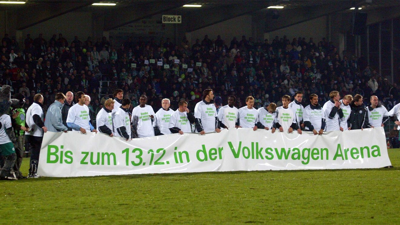 Die Mannschaft des VfL-Wolfsburg verabschiedet sich zum letzten mal aus dem alten Stadion.