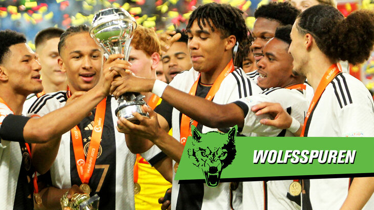 VfL Wolfsburg U17 Spieler Odogu hält im Trikot der Nationalmannschaft den Pokal in den Händen.
