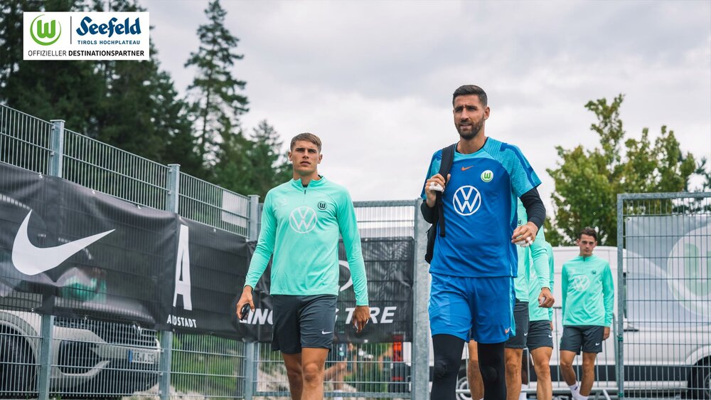 Die Spieler des VfL Wolfsburg auf dem Weg zum Trainingsplatz.