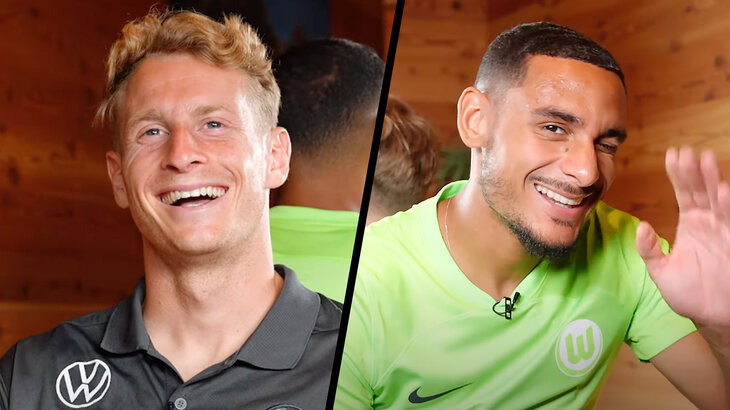 Die beiden VfL-Wolfsburg-Verteidiger Nicolas Cozza und Maxence Lacroix lachen in die Kamera.