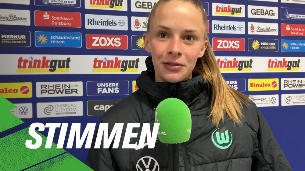 VfL-Wolfsburg-Spielerin Vivien Endemann am Mikrofon. Daneben ist der Schriftzug „Stimmen”.