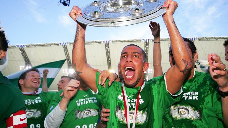 Der ehemalige VfL-Wolfsburg-Spieler Ashkan Dejagah und seine Mitspieler strecken die Deutsche Meisterschale in die Höhe und jubeln.