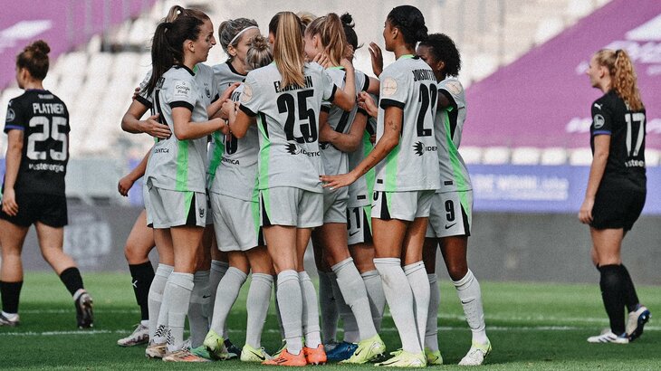 Die Frauen des VfL Wolfsburg jubeln.