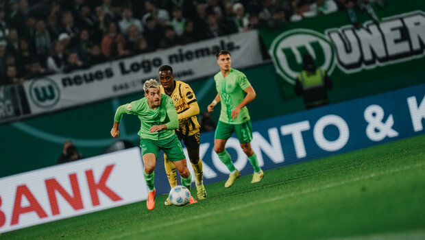 Der VfL-Wolfsburg-Spieler Jakub Kaminski läuft mit dem Ball.
