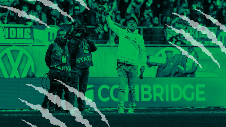 Eine Grafik zu den Wolfsspuren auf der ein Mann im VfL-Wolfsburg-Hoodie zu sehen ist, der gerade ins Stadion einläuft und dabei von zwei Kamera-Männern gefilmt wird. Das Bild ist mit einem grünen Filter versehen. Oben links und rechts, sowie unten links sind weiße Streifen im Bild. Diese sollen Wolfsspuren signalisieren.