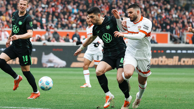 Der VfL-Wolfsburg-Spieler Konstantinos Koulierakis im Zweikampf um den Ball.