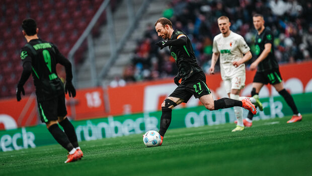 Der VfL-Wolfsburg-Spieler Maximilian Arnold holt zum Schuss aus.