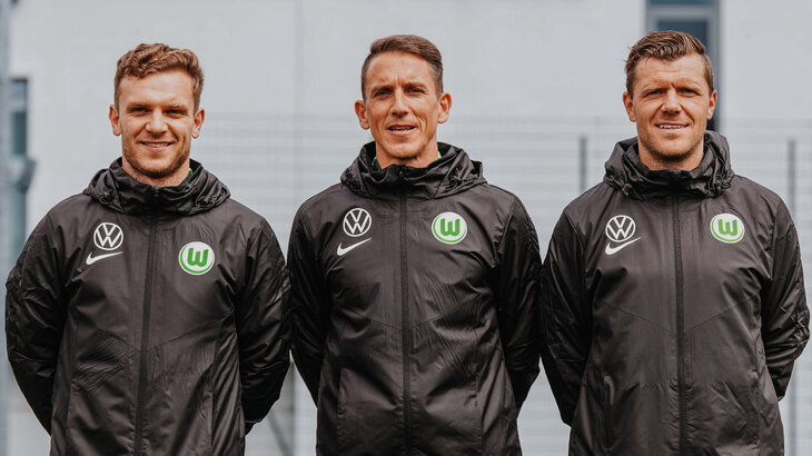 Das neue Trainerteam des VfL Wolfsburg Tobias Holm, Daniel Bauer und Julian Klamt posieren für ein Foto.
