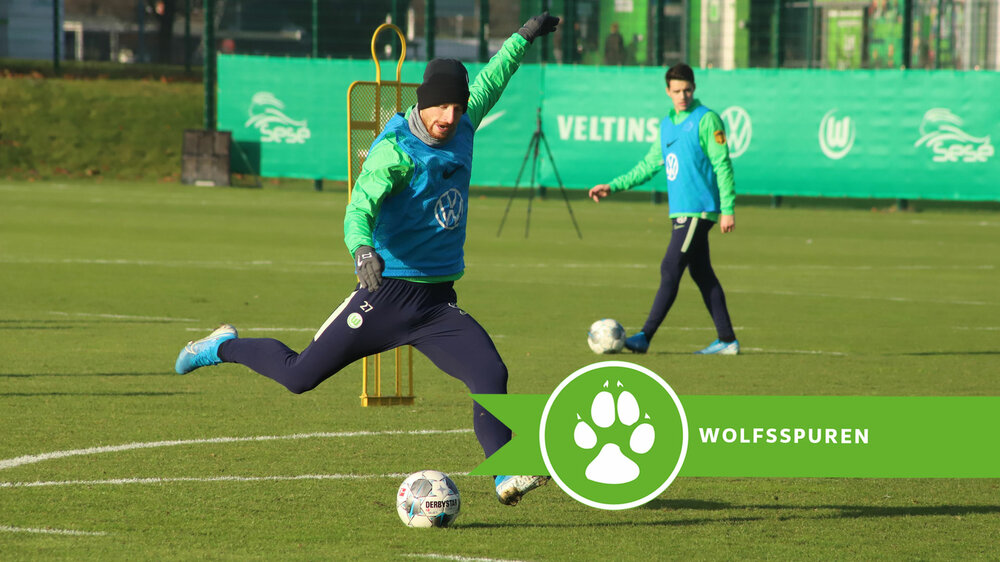 VfL-Wolfsburg-Spieler Arnold schießt den Ball.