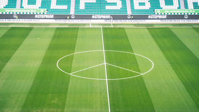 Der Mittelkreis der Volkswagen Arena geformt zu einem Peace-Symbol.