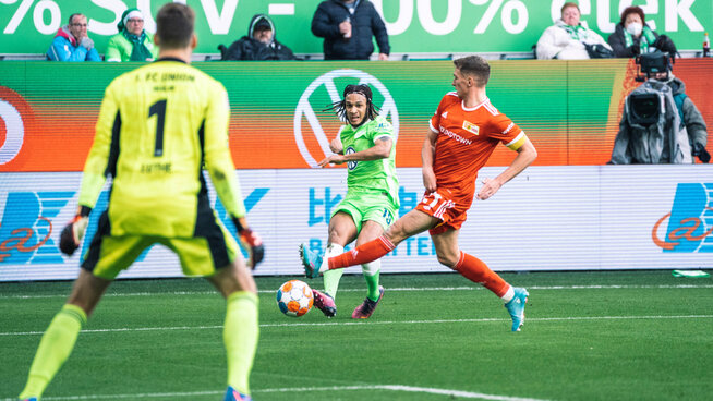 VfL Wolfsburg Spieler Kevin Mbabu beim Torabschluss im Bundesligaspiel gegen Union Berlin.
