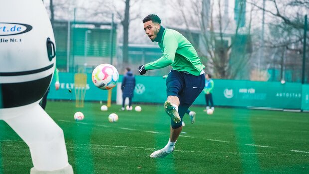 VfL-Wolfsburg-Spieler Nmecha schießt den Ball im Training vor Köln.