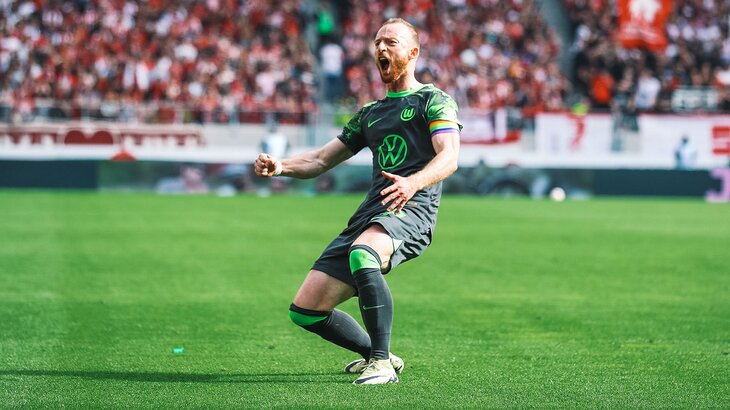 VfL-Wolfsburg-Spieler Maximilian Arnold jubelt.