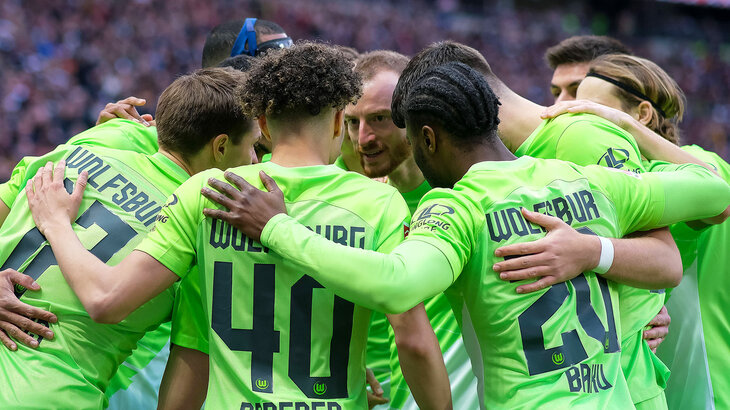 VfL-Wolfsburg-Spieler Max Arnold gibt seinen Teamkollegen im Mannschaftskreis Anweisungen während einer Partie. 
