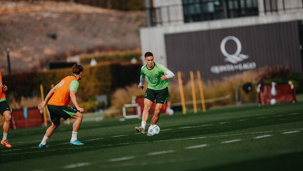 VfL-Wolfsburg-Spieler Bence Dardai hat den Ball am Fuß und läuft am Gegenspieler vorbei.