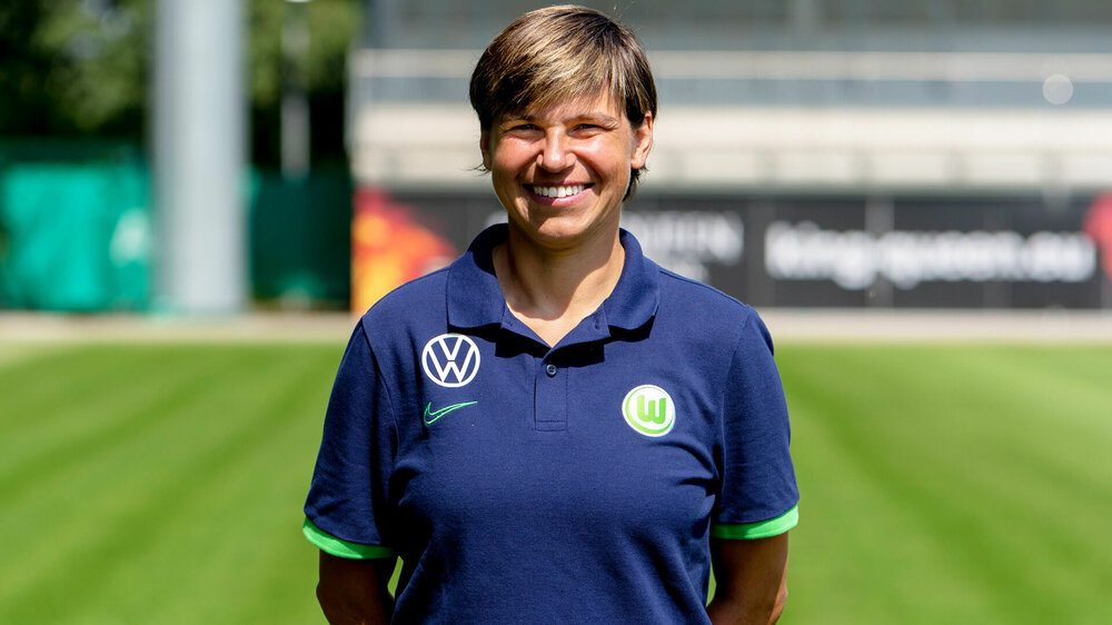 Arian Hingst vom VfL Wolfsburg lächelnd auf einen Porträtaufnahme im AOK Stadion. 