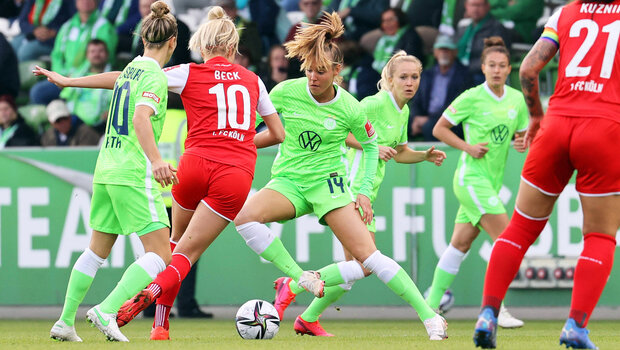VfL-Wolfsburg-Spielerin Jill Rorrd im Zweikampf mit einer Gegenspielerin. 