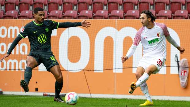 VfL-Wolfsburg-Spieler Lacroix im Testspiel gegen Augsburg am Ball.