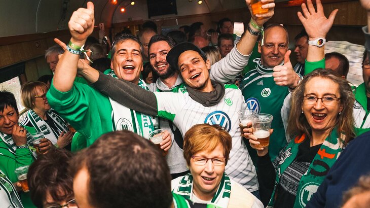 Fans des VfL Wolfsburg feiern im Sambazug.