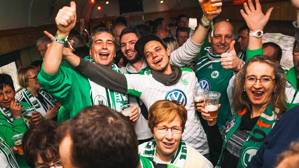 Fans des VfL Wolfsburg feiern im Sambazug.
