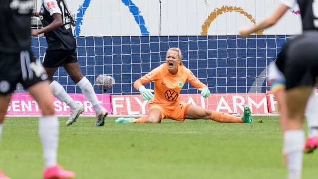 VfL Wolfsburg Torhüterin sitzt geschlagen am Boden und schreit.