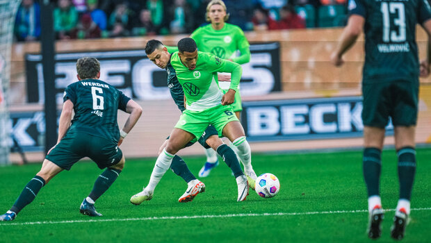 VfL-Wolfsburg-Mittelfeldspieler Aster Vranx geht gegen Werder Bremen in den Zweikampf.