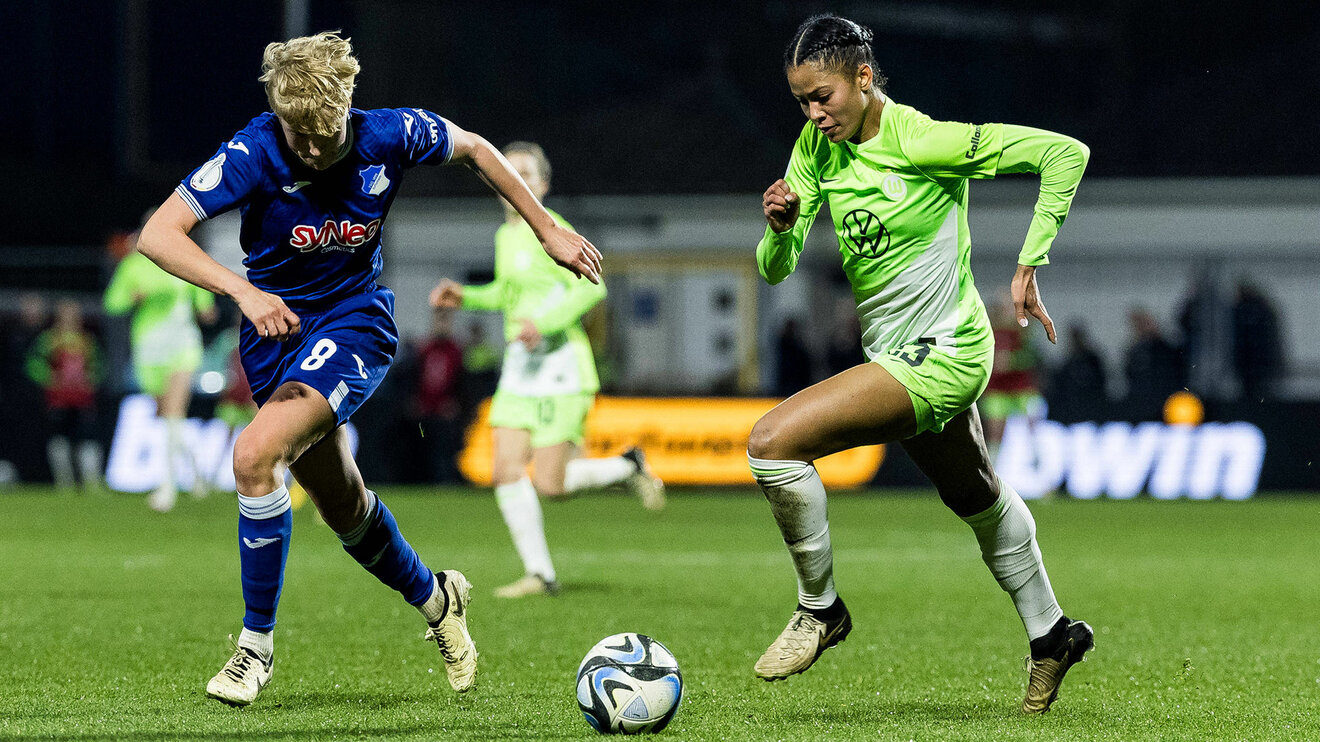 VfL-Wolfsburg-Spielerin Sveindis Jonsdottir im Kampf um den Ball mit Gegenspielerin.