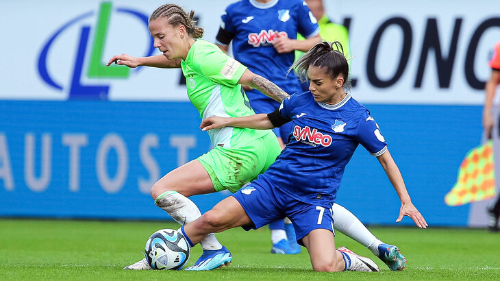 VfL Wolfsburg Spielerin Wilms setzt sich im Zweikampf um den Ball gegen eine Gegnerin durch.