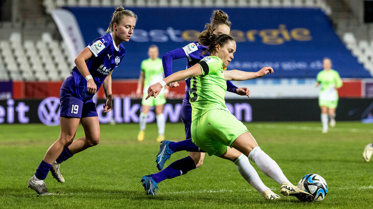 Die VfL-Wolfsburg-Spielerin Ewa Pajor berührt mit der Außenseite ihres rechten Fußes den Ball.