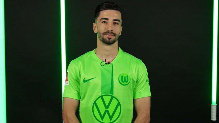 Der VfL-Wolfsburg-Spieler Mohamed Amoura beim Interview.