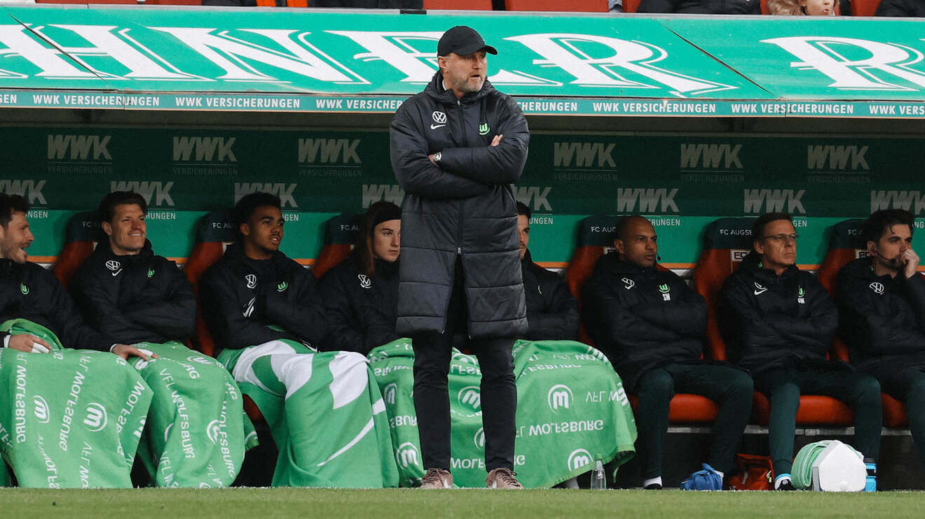 Der VfL-Wolfsburg-Trainer Ralph Hasenhüttl steht vor der Ersatzbank.