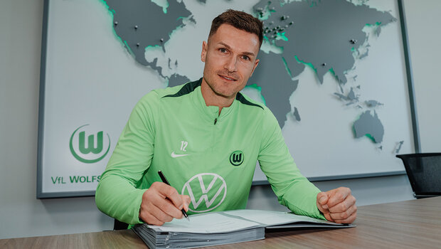 VfL-Wolfsburg-Torhüter Pavao Pervan unterschreibt einen Vertrag.