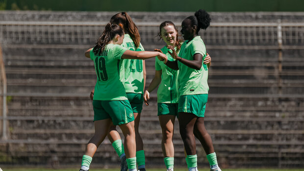 Die Spielerinnen der VfL-Wolfsburg-U20 jubeln.