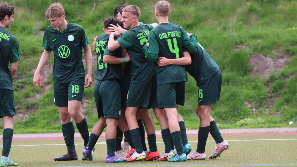 Die U16 des VfL Wolfsburg jubelt nach einem Tor.