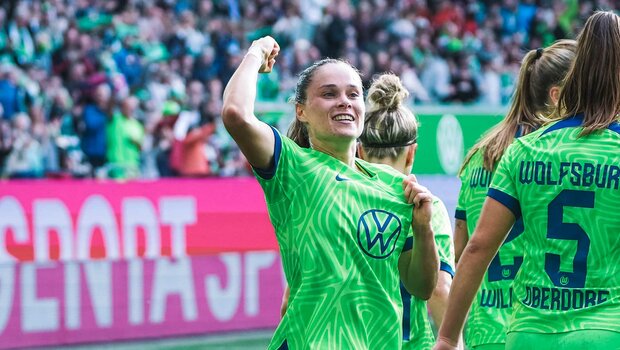 Ewa Pajor vom VfL Wolfsburg jubelt mit erhobener Faust.