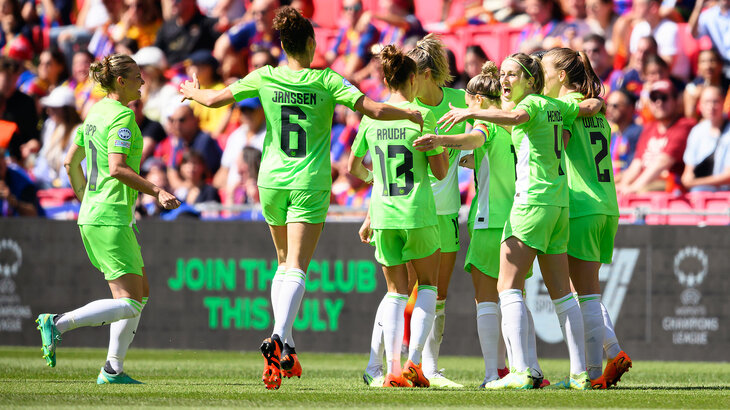 Die Spielerinnen des VfL Wolfsburg bejubeln gemeinsam ihren Treffer.