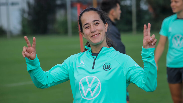 VfL-Wolfsburg-Verteidigerin Nuria Rabano lacht in die Kamera.