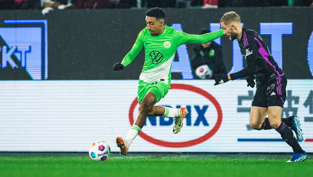 Der VfL-Wolfsburg-Spieler Tiago Tomas schießt den Ball.
