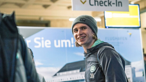 Der VfL Wolfsburg-Spieler Patrick Wimmer beim Check-In.