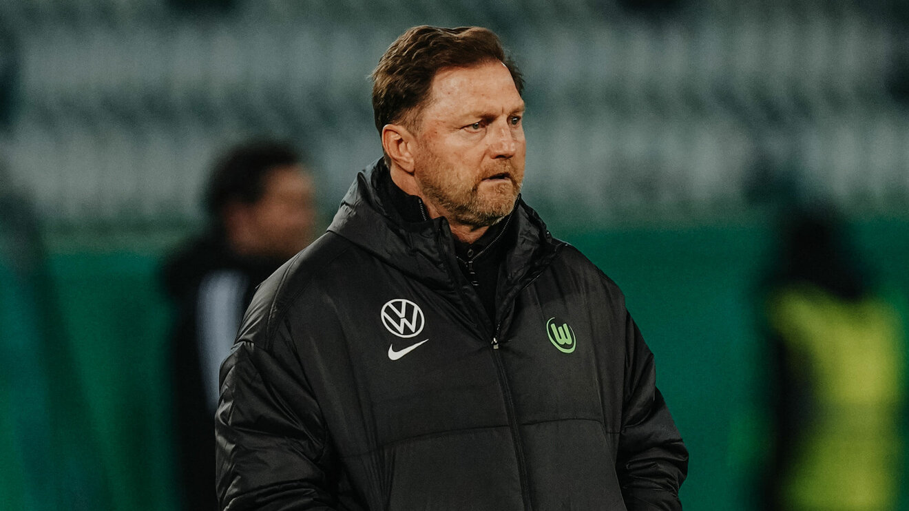 Der VfL-Wolfsburg-Trainer Ralph Hasenhüttl steht an der Seitenlinie.