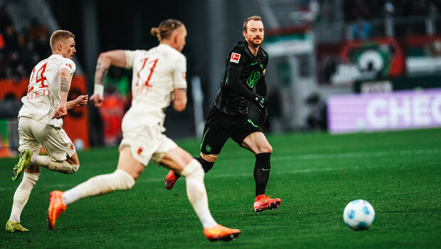 Der VfL-Wolfsburg-Spieler Maximilian Arnold läuft zum Ball.
