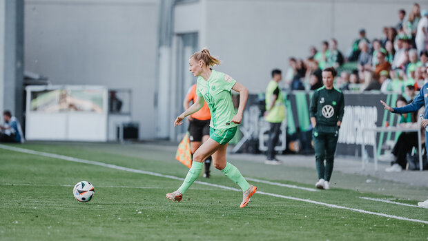 Sarai Linder vom VfL Wolfsburg spielt den Ball mit dem linken Fuß.